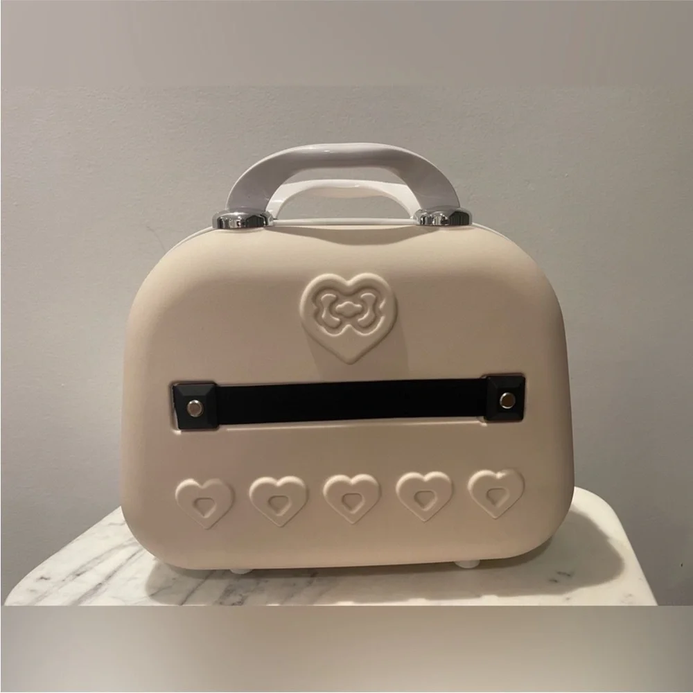 Hello Kitty Cream Cosmetic Bag - Picture 2 of 3